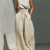 Set consisting of a sleeveless blouse and wide-leg trousers made from a cotton-linen blend.